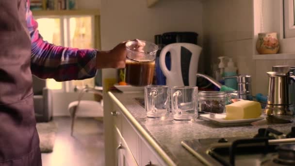 成人在家用黄油和Mct油煮咖啡 — 图库视频影像