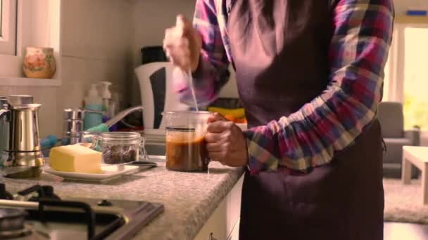 Adulto Fazendo Café Com Manteiga Óleo Mct Casa — Vídeo de Stock
