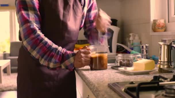 Ενήλικες Κάνοντας Καφέ Βούτυρο Και Λάδι Mct Στο Σπίτι — Αρχείο Βίντεο