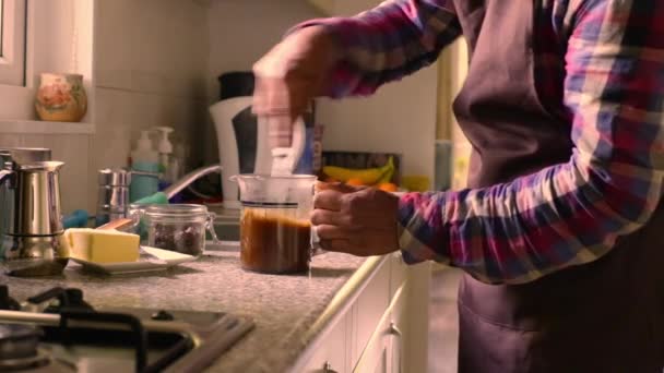 Volwassene Maakt Thuis Keto Koffie Met Boter Mct Olie — Stockvideo