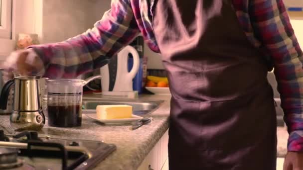 Volwassene Maakt Thuis Keto Koffie Met Boter Mct Olie — Stockvideo