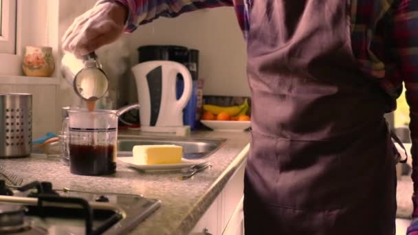 Взрослый Человек Делает Кето Кофе Маслом Mct Маслом Дома — стоковое видео
