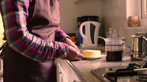 Evde Tereyağı Mct Yağıyla Keto Kahvesi Yapan Bir Yetişkin — Stok video