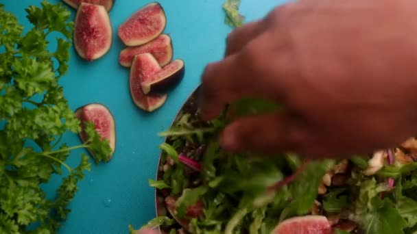 Chef Preparando Ensalada Vegana Saludable Con Higos Cocina — Vídeo de stock