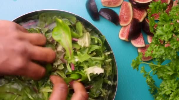 Szef Kuchni Przygotowuje Zdrową Sałatkę Wegańską Figami Kuchni — Wideo stockowe