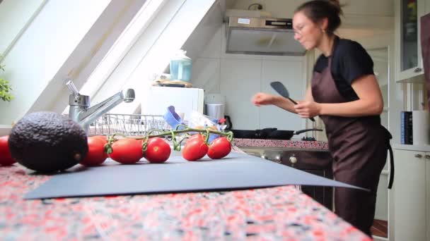 부엌에서 건강에 식사를 야채를 준비하는 요리사들 — 비디오
