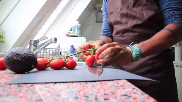 부엌에서 건강에 식사를 야채를 준비하는 요리사들 — 비디오