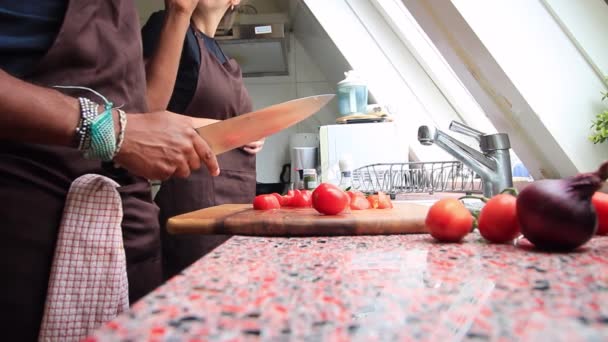 Köche Bereiten Gemüse Für Gesunde Mahlzeiten Der Küche — Stockvideo