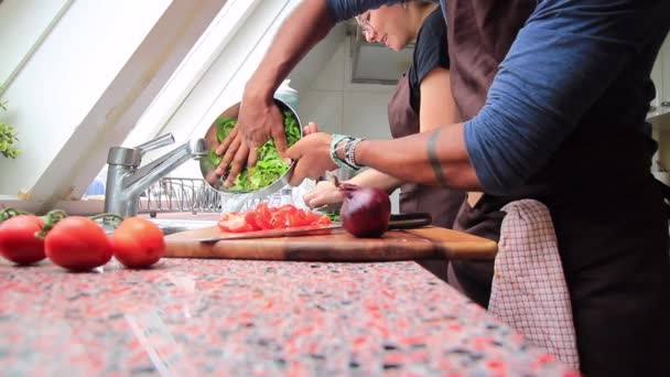 キッチンで健康的な食事のための野菜を準備するシェフ — ストック動画