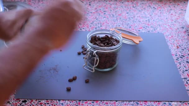 Person Slipning Rostade Kaffebönor För Att Förbereda Espresso Kaffe — Stockvideo