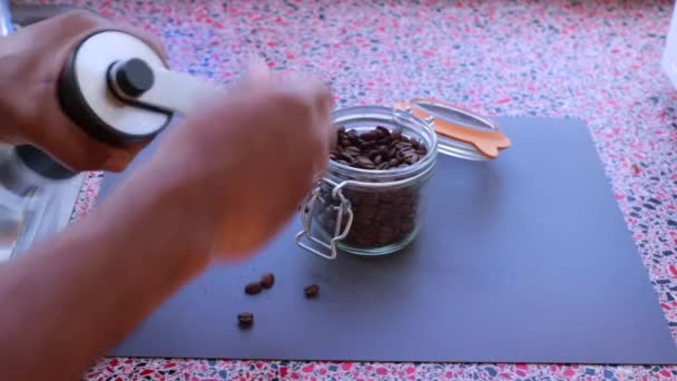 Persona Moliendo Granos Café Tostados Para Preparar Café Expreso — Vídeo de stock