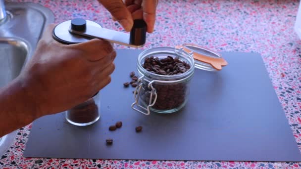 エスプレッソコーヒーを作るために焙煎したコーヒー豆を粉砕する者 — ストック動画
