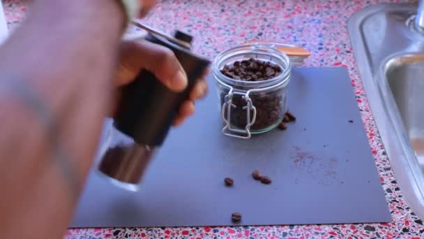 Persoon Malen Gebrande Koffiebonen Espresso Koffie Bereiden — Stockvideo