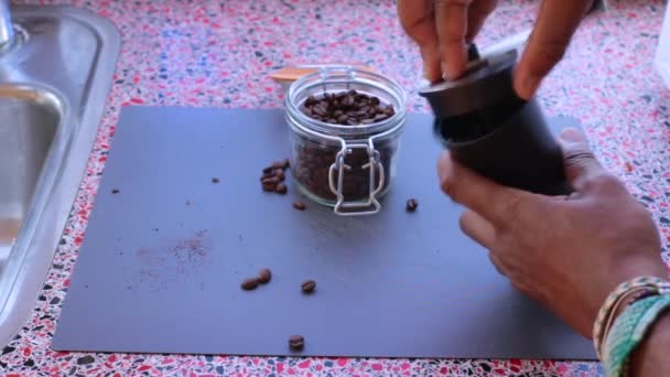 Espresso Kahvesi Hazırlamak Için Kavrulmuş Kahve Çekirdeklerini Öğüten Kişi — Stok video