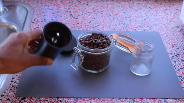 Persoon Malen Gebrande Koffiebonen Espresso Koffie Bereiden — Stockvideo