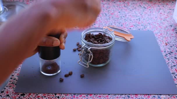 Person Slipning Rostade Kaffebönor För Att Förbereda Espresso Kaffe — Stockvideo