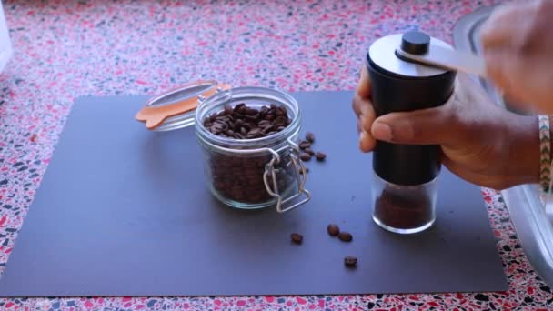 Osoba Broušení Pražených Kávových Zrn Přípravu Kávy Espresso — Stock video