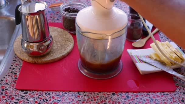 Tereyağı Mct Yağlı Ketojenik Kahve Yapan Kişi — Stok video