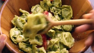 Şef evde organik malzemelerle lezzetli makarna pişiriyor.