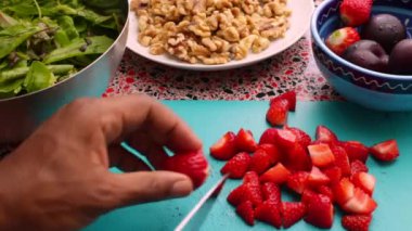 Şef mutfakta sağlıklı salata için lezzetli çilekler hazırlıyor.