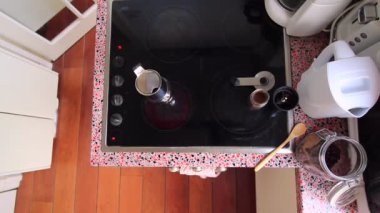 Brezilya kahve çekirdeklerini öğüten ve moka demliğinden espresso yapan kişi.