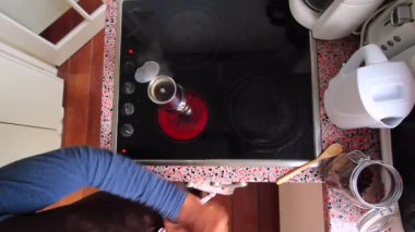 Brezilya kahve çekirdeklerini öğüten ve moka demliğinden espresso yapan kişi.