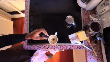 Biyolojik tereyağı ve MCT yağlı Brezilya kahvesi yapan kişi