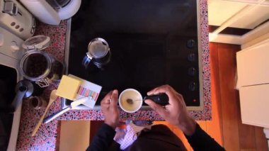 Biyolojik tereyağı ve MCT yağlı Brezilya kahvesi yapan kişi