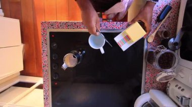 Biyolojik tereyağı ve MCT yağlı Brezilya kahvesi yapan kişi