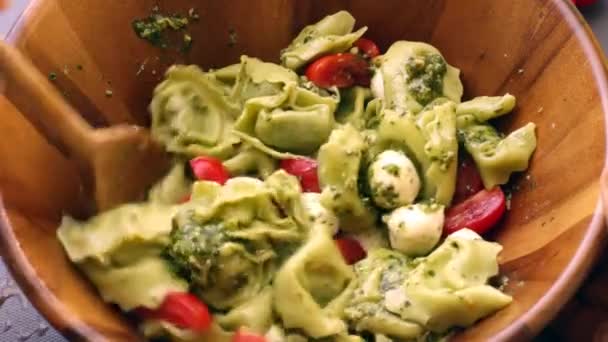 Cocinero Casero Cocina Deliciosa Pasta Con Ingredientes Orgánicos — Vídeo de stock