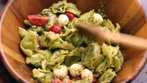 Chef Cucina Casalinga Deliziosa Pasta Con Ingredienti Biologici — Video Stock