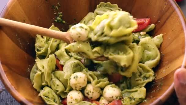Cocinero Casero Cocina Deliciosa Pasta Con Ingredientes Orgánicos — Vídeos de Stock