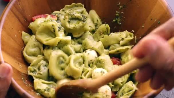 Cocinero Casero Cocina Deliciosa Pasta Con Ingredientes Orgánicos — Vídeos de Stock