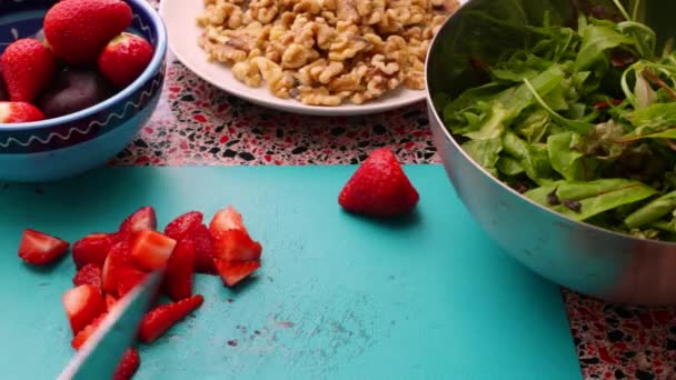 Chef Bereidt Heerlijke Aardbeien Voor Gezonde Salade Keuken — Stockvideo