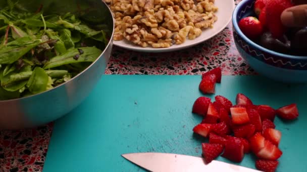 Σεφ Προετοιμασία Νόστιμα Φράουλες Για Την Υγιεινή Σαλάτα Στην Κουζίνα — Αρχείο Βίντεο
