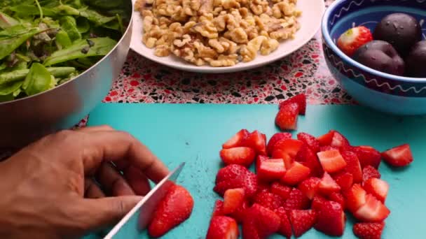 Şef Mutfakta Sağlıklı Salata Için Lezzetli Çilekler Hazırlıyor — Stok video
