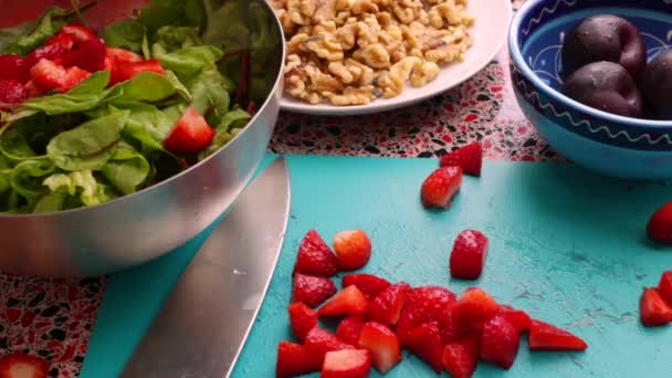 シェフはキッチンで健康的なサラダのためのおいしいイチゴを準備 — ストック動画