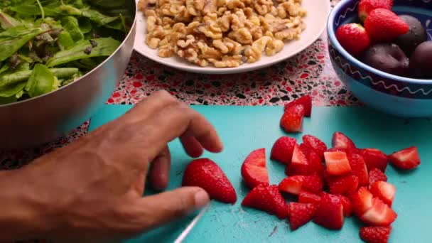 Şef Mutfakta Sağlıklı Salata Için Lezzetli Çilekler Hazırlıyor — Stok video