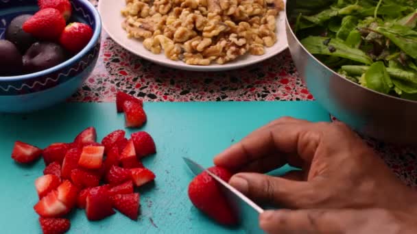 Séf Készítés Finom Eper Egészséges Saláta Konyhában — Stock videók