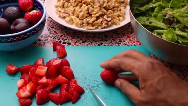 Chef Preparando Deliciosas Fresas Para Ensalada Saludable Cocina — Vídeos de Stock
