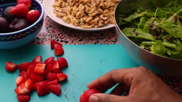 Şef Mutfakta Sağlıklı Salata Için Lezzetli Çilekler Hazırlıyor — Stok video