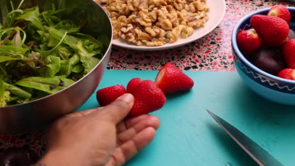 Σεφ Προετοιμασία Φρέσκες Φράουλες Για Την Υγιεινή Σαλάτα Στην Κουζίνα — Αρχείο Βίντεο