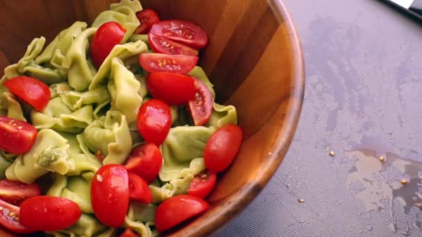 Chef Hem Matlagning Läcker Pasta Med Ekologiska Ingredienser — Stockvideo