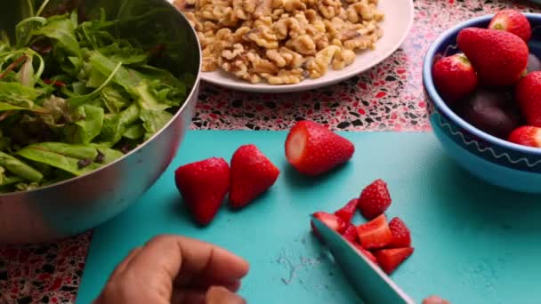 Şef Mutfakta Sağlıklı Salata Için Taze Çilek Hazırlıyor — Stok video