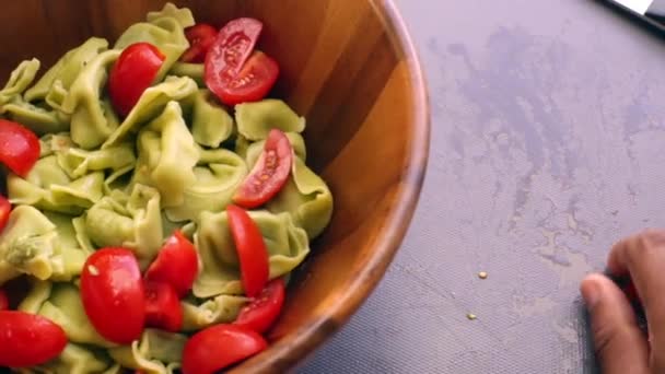 Šéf Domácí Vaření Lahodné Těstoviny Organickými Ingrediencemi — Stock video