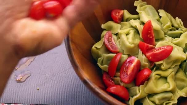 Šéf Domácí Vaření Lahodné Těstoviny Organickými Ingrediencemi — Stock video