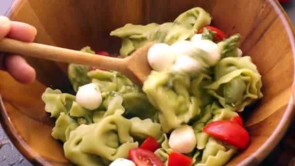 Cocinero Casero Cocina Deliciosa Pasta Con Ingredientes Orgánicos — Vídeos de Stock