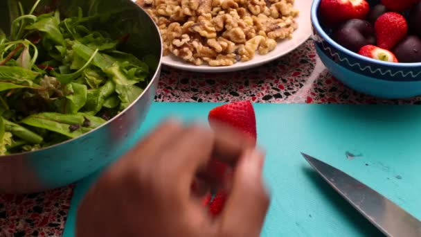 Şef Mutfakta Sağlıklı Salata Için Taze Çilek Hazırlıyor — Stok video