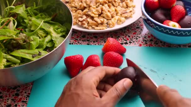 Σεφ Προετοιμασία Φρέσκες Φράουλες Για Την Υγιεινή Σαλάτα Στην Κουζίνα — Αρχείο Βίντεο