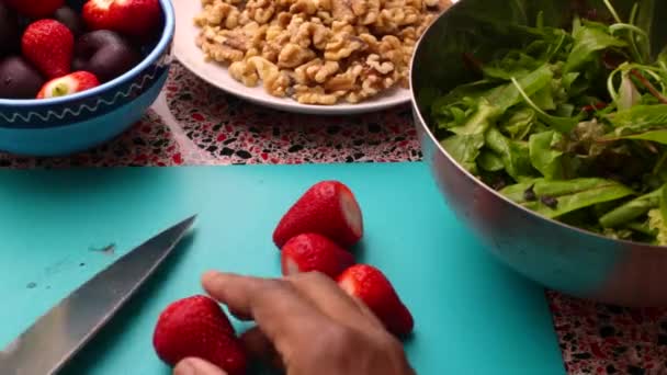 Chef Preparando Morangos Frescos Para Salada Saudável Cozinha — Vídeo de Stock
